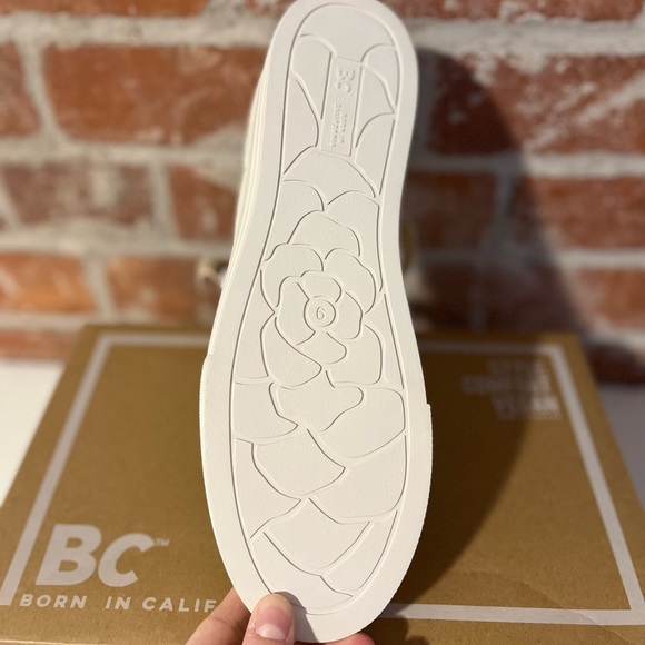 Vegan Leather Fisherman Shoe, Size 9 - Picture 4 of 5